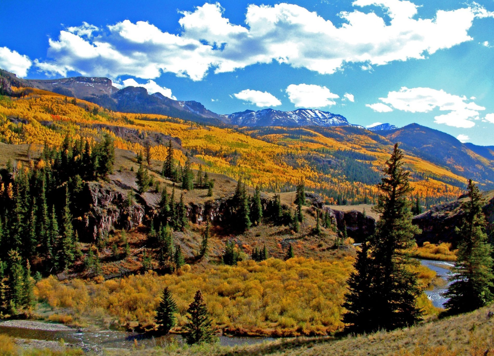 15 small mountain towns for couples who want fall color without big crowds