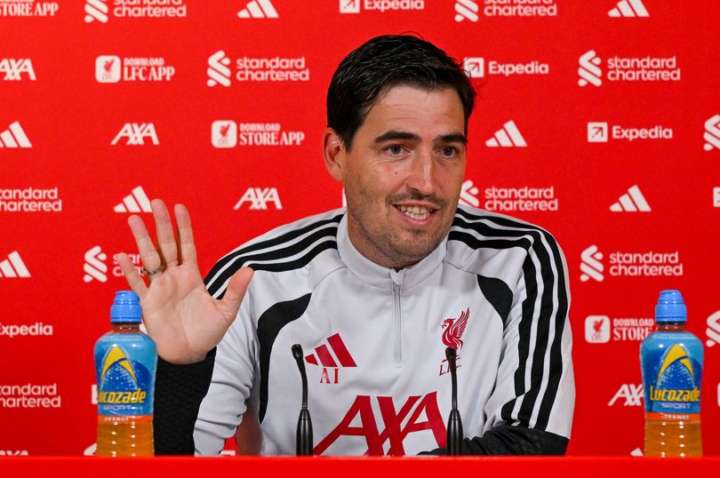 El entrenador del Liverpool, Andoni Iraola, durante una rueda de prensa.