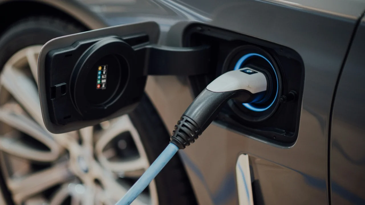Gas-powered cars fall below 50% of global new car sales for the first ...