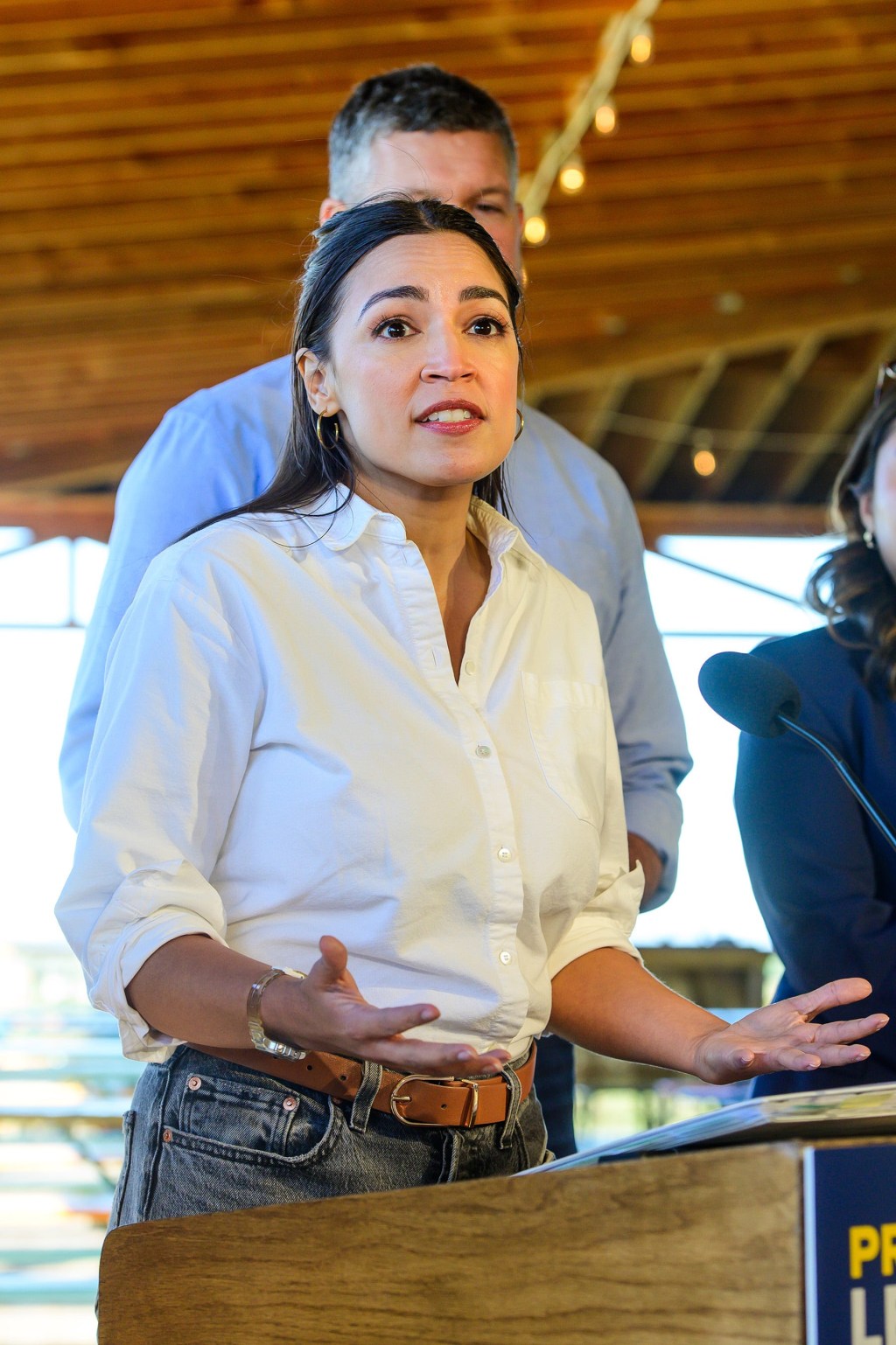 AOC calls for full and independent investigation into Bronx ICE ...