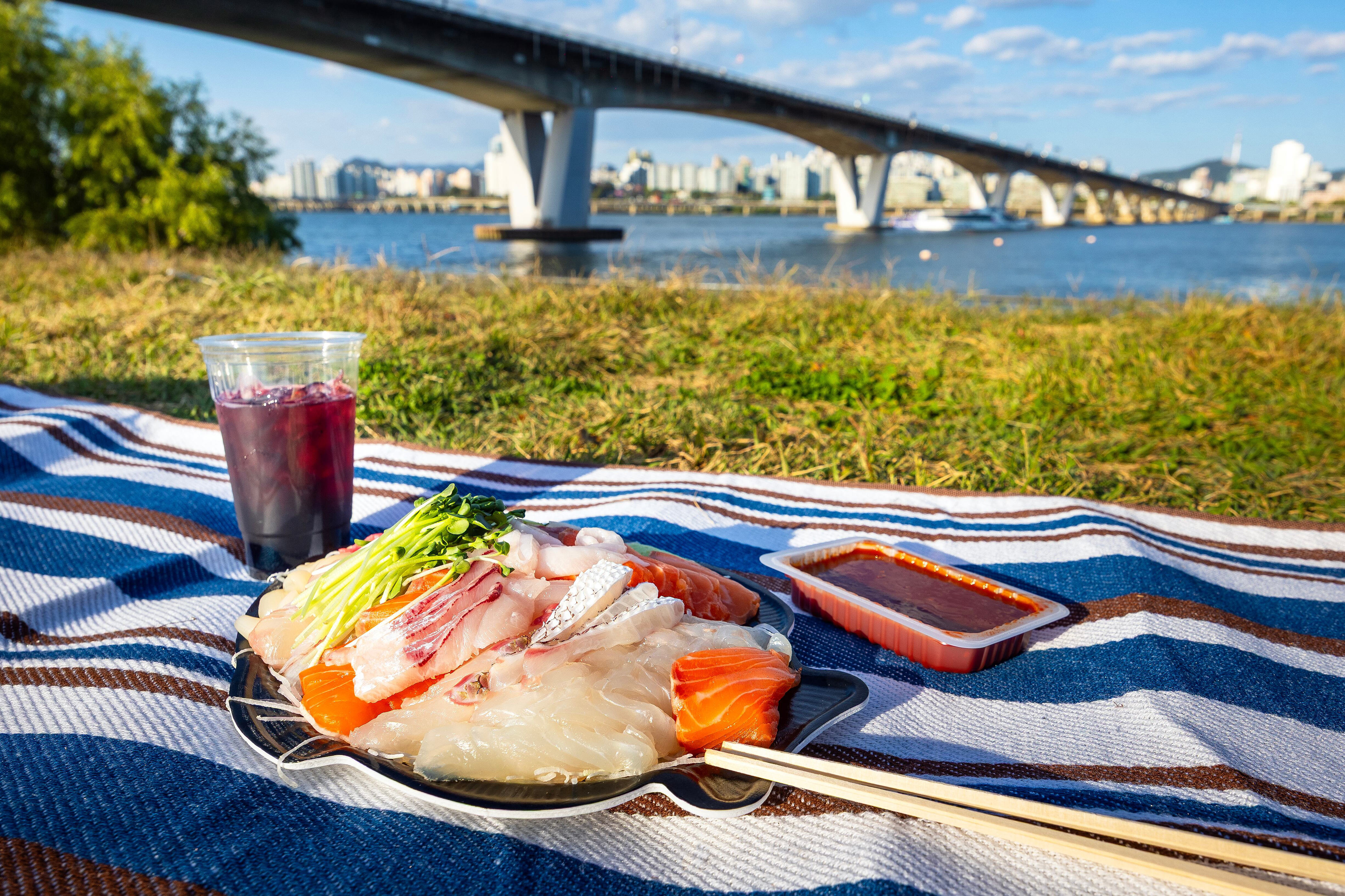 Raw fish picnics surge along Han River