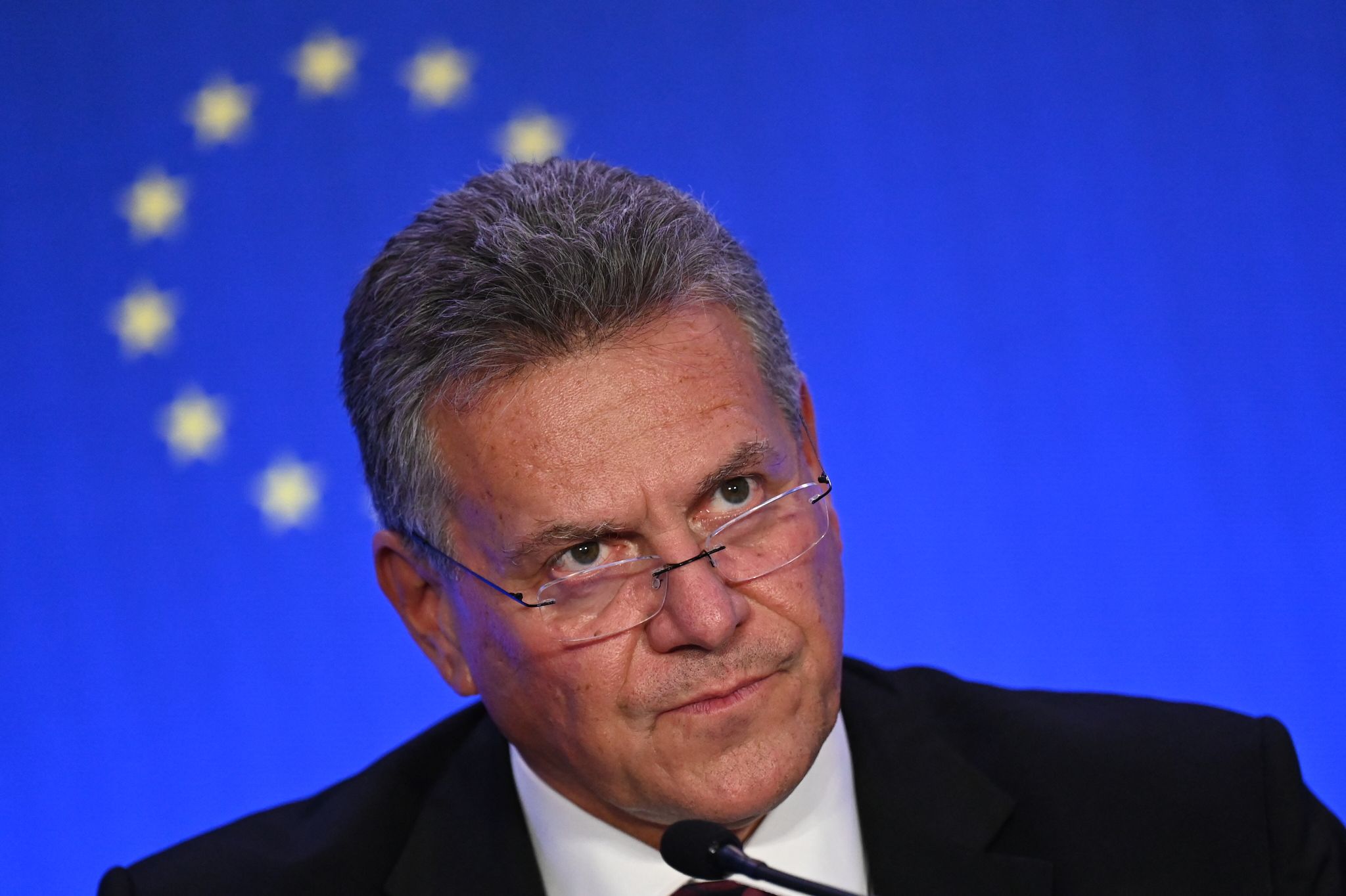 EU clinches deal with China to curb hybrid car exports