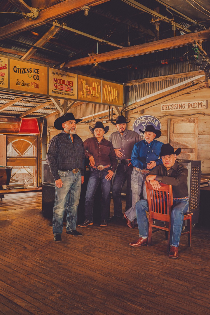 Intocable y Kacey Musgraves cantan a Tejas en español