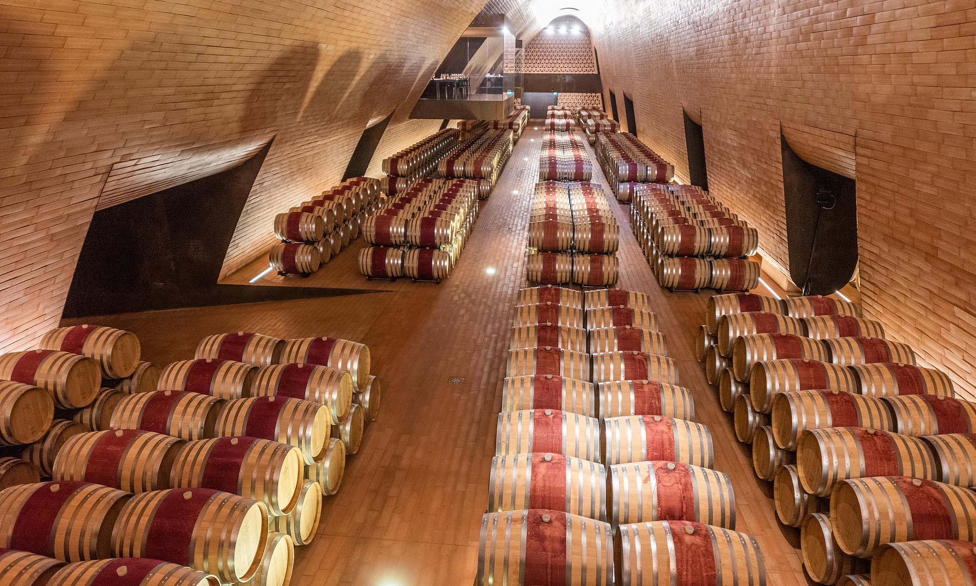 The £4million wine heist: Gang steal 30,000 bottles of vino in Italy's ...