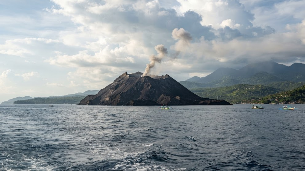Eruption of Indonesian volcano results in formation of two new landmasses