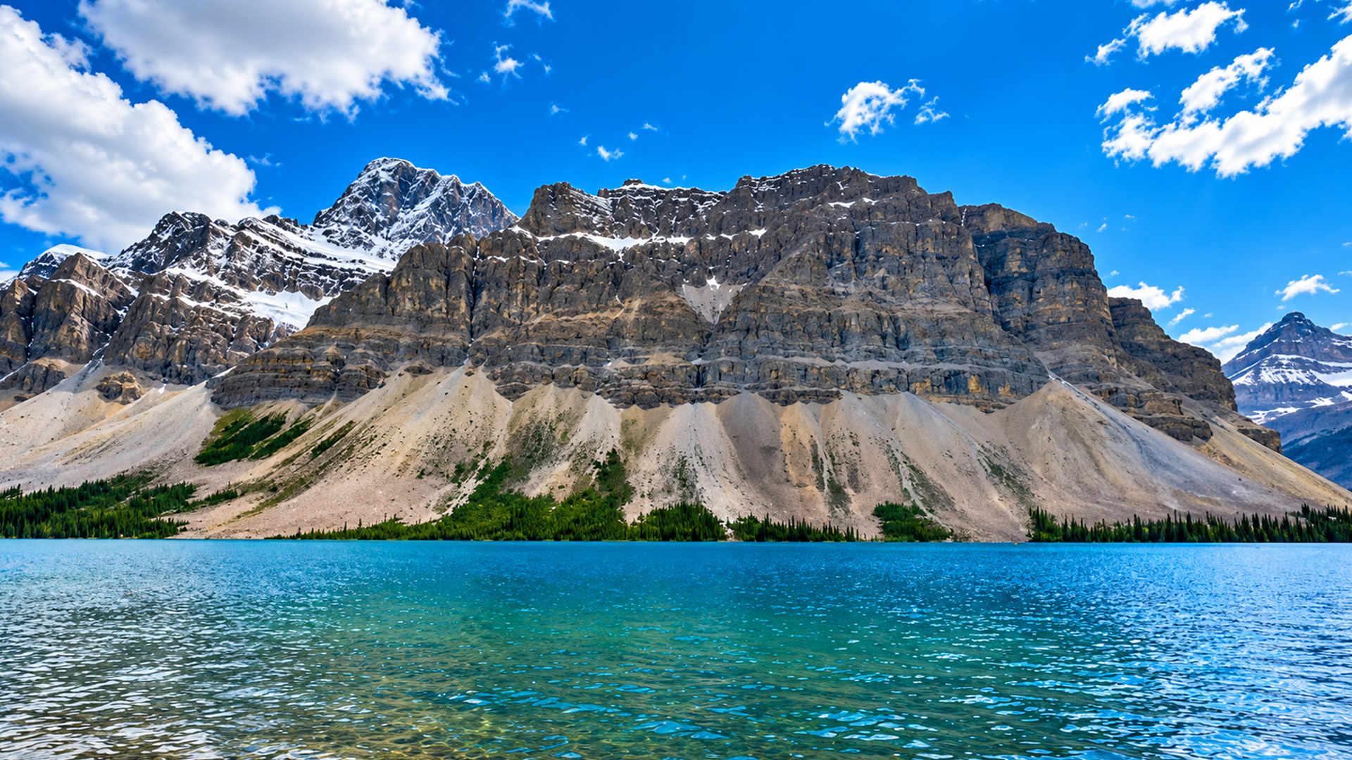 ¿Cómo se formó este lago en las Montañas Rocosas canadienses?