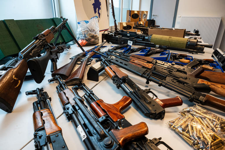Fusils d'assaut, lance-roquettes, obus... : un vaste arsenal saisi en ...