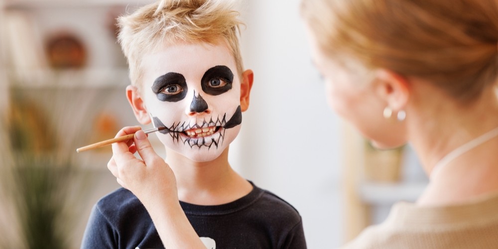 Sådan undgår du hudreaktioner fra halloweenmakeup, der kan opstå op til ...