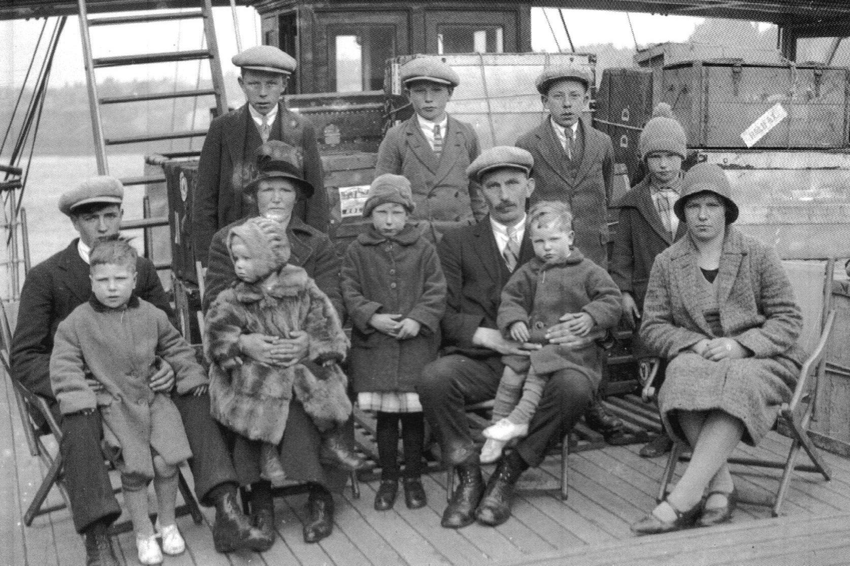 Old photograph captures poignant moment of emigration from Derry quay ...
