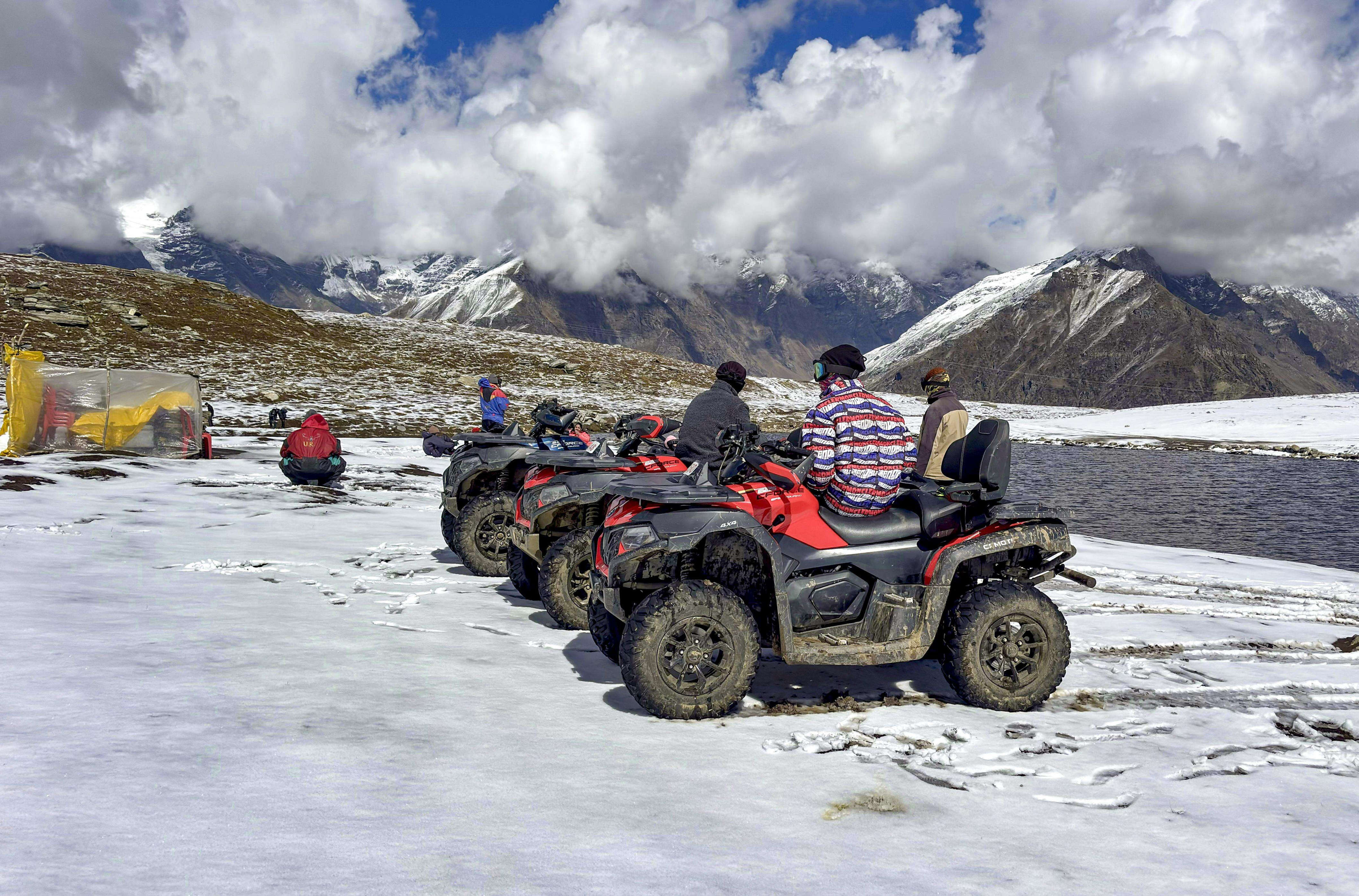 Fresh snowfall increases chill in Himachal