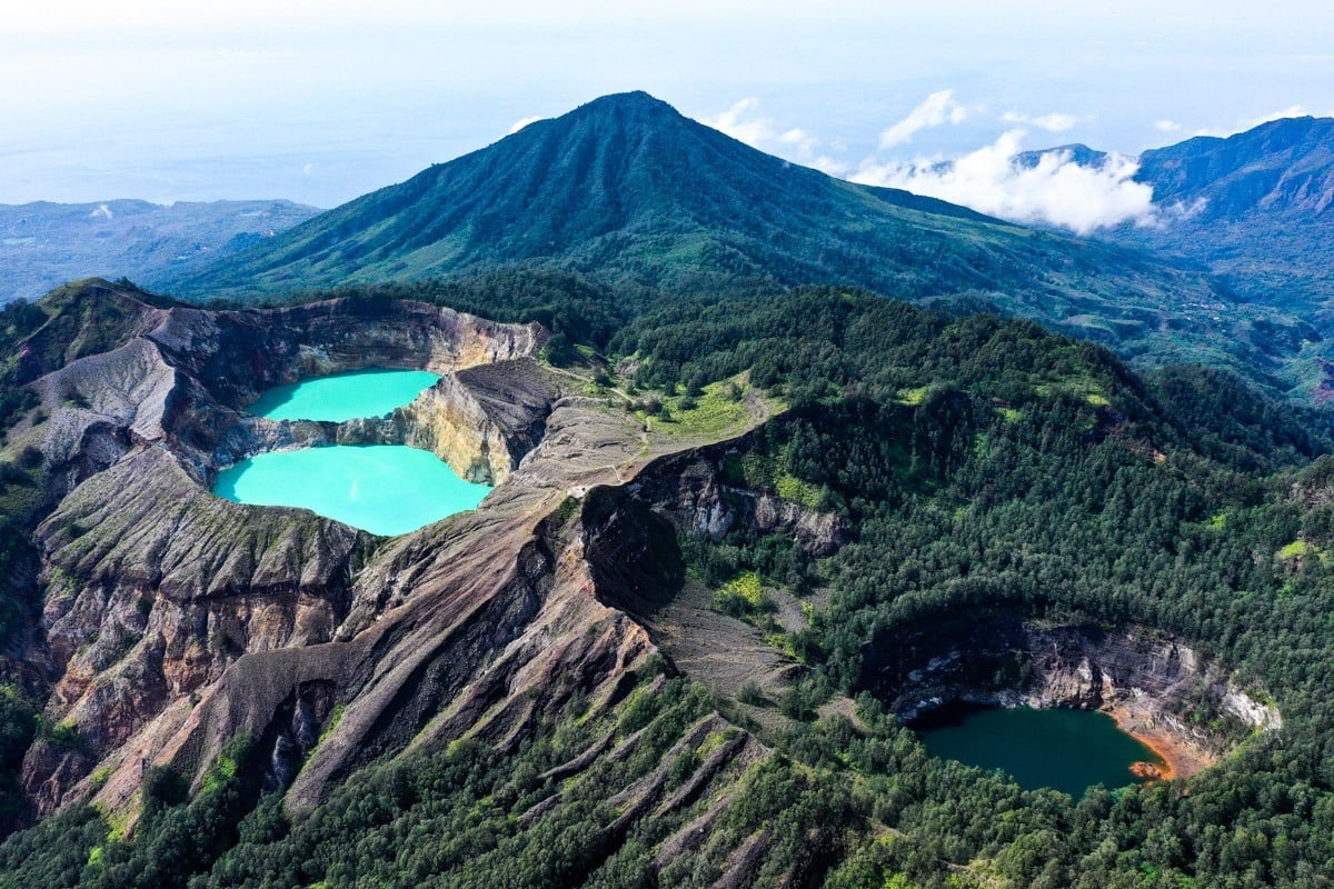 Surreal lakes around the world that mysteriously change color