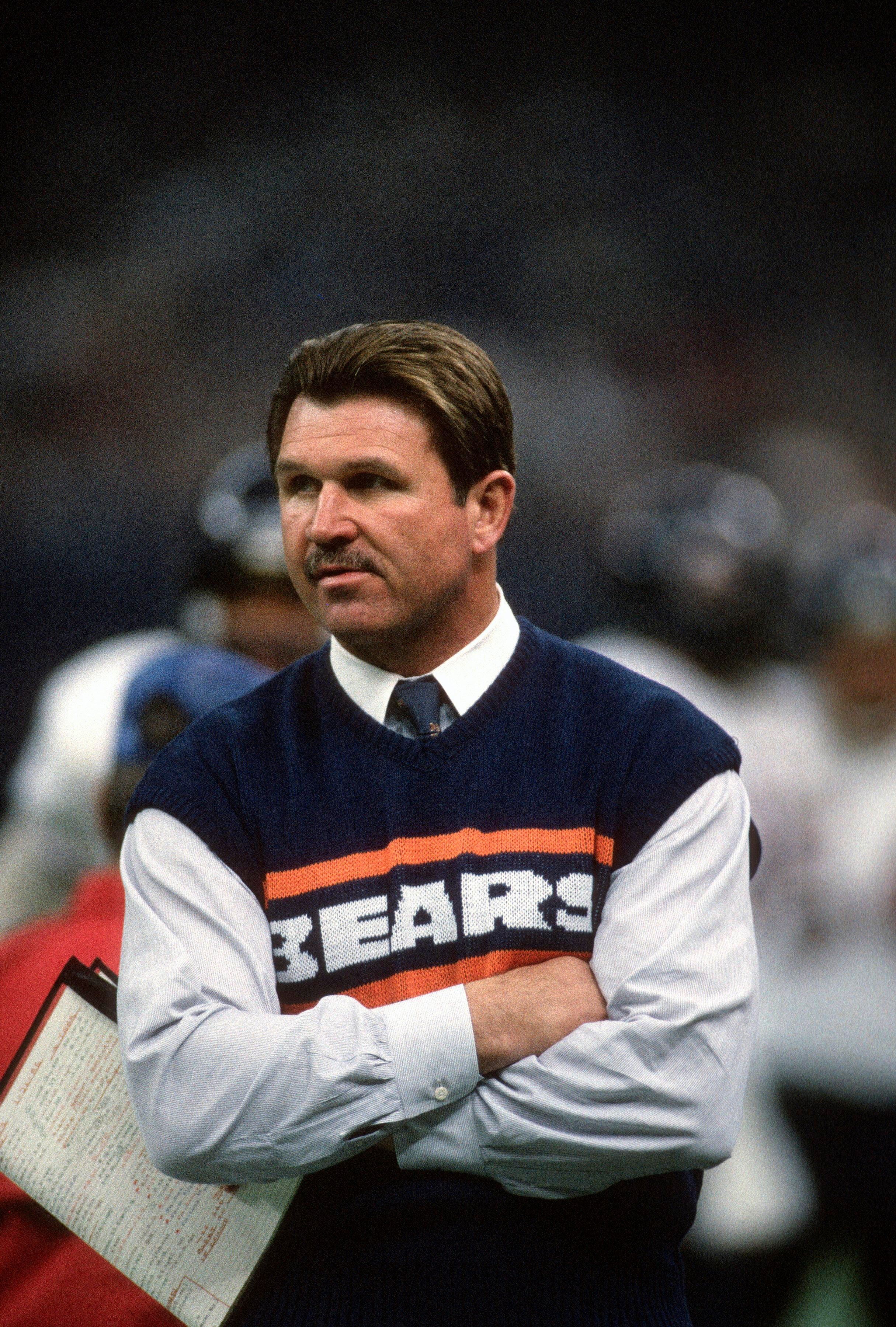 Mike Ditka, legendary NFL coach and tight end with the Bears, passes ...