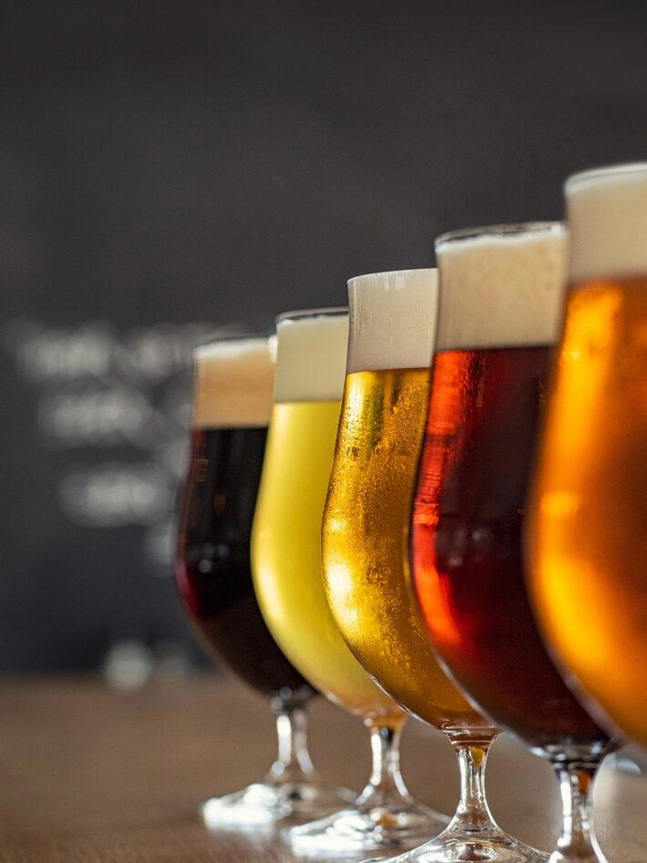 Saiba como escolher a melhor cerveja para os dias de calor. Foto: Rido/Adobe Stock