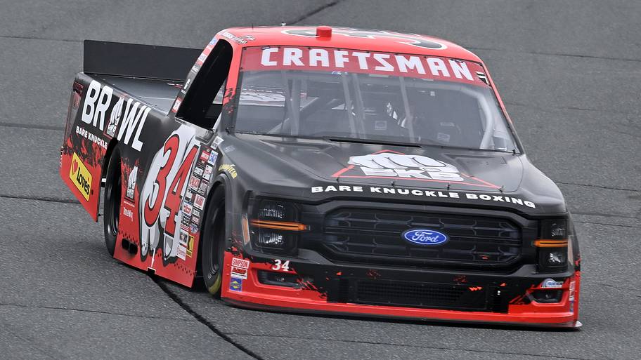 Layne Riggs takes Charlotte win after going toe-to-toe with Honeycutt