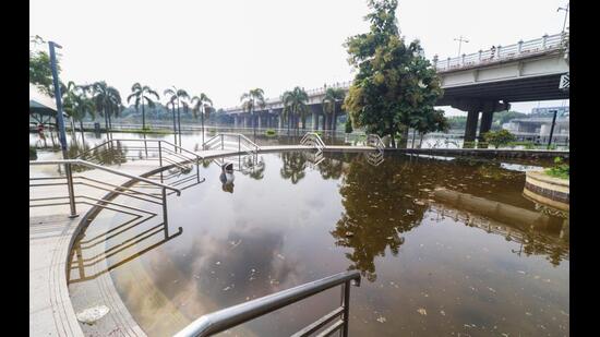 Mixed signs: Gomti level drops upstream, rises marginally in Lucknow