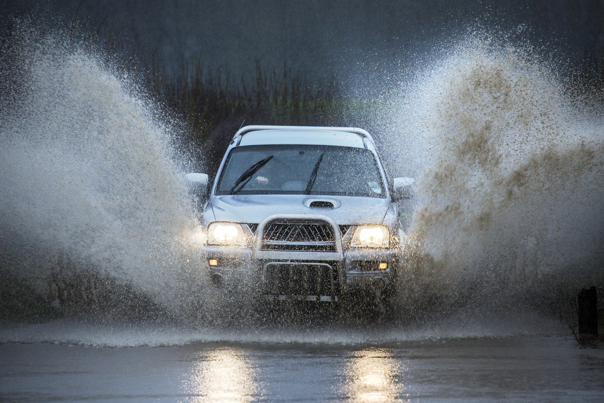 What to do if your car aquaplanes (and how tyre tread affects risk)