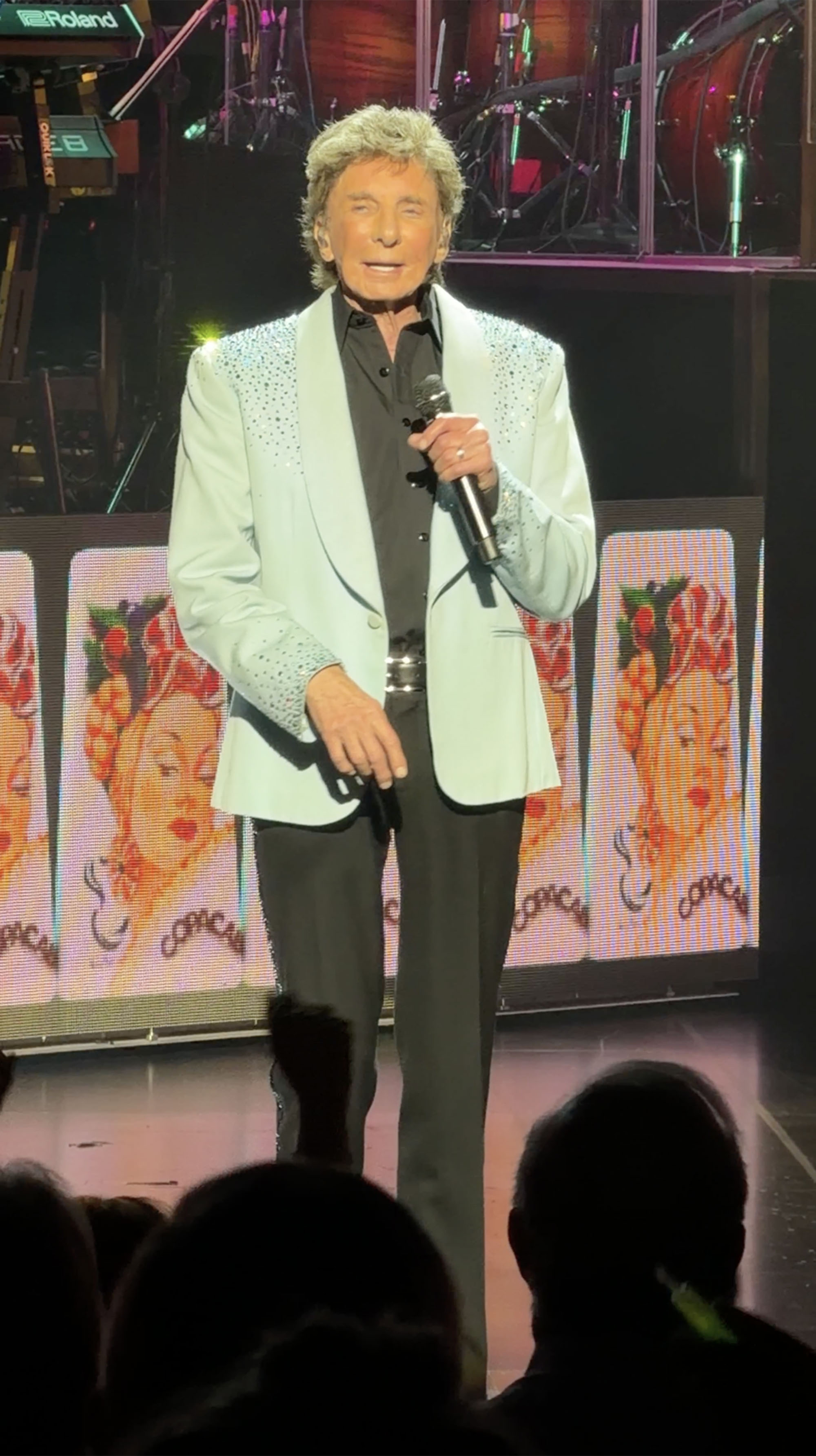 Barry Manilow makes triumphant return to stage after six-week hiatus ...