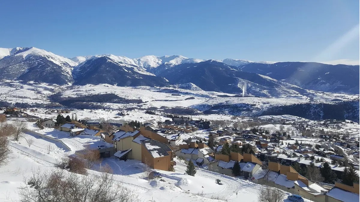 Font-Romeu en hiver : ski, quatre secteurs entre 1 775 et 2 213 m, CNEA