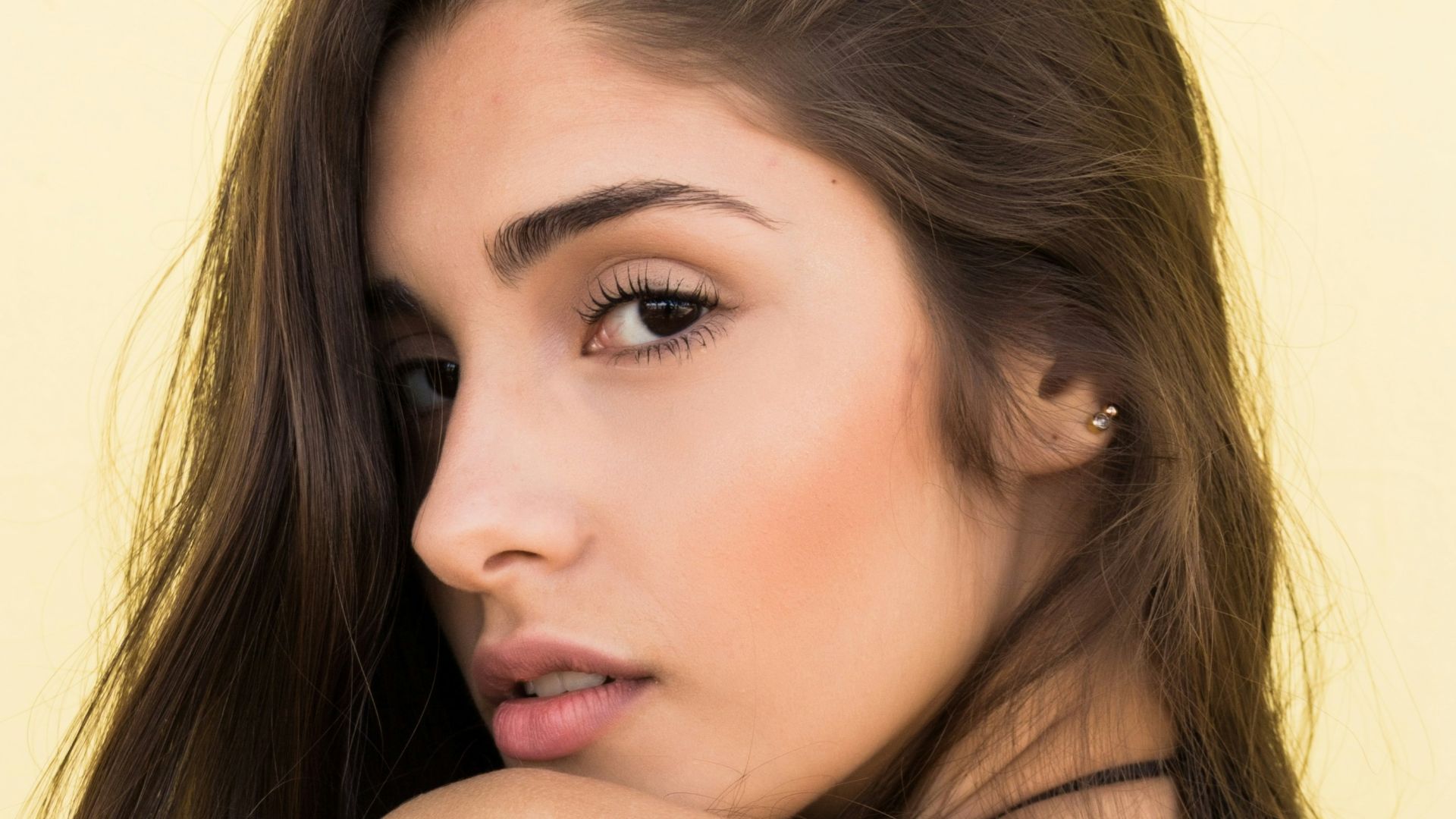 20 micro expressions people make when they find someone attractive