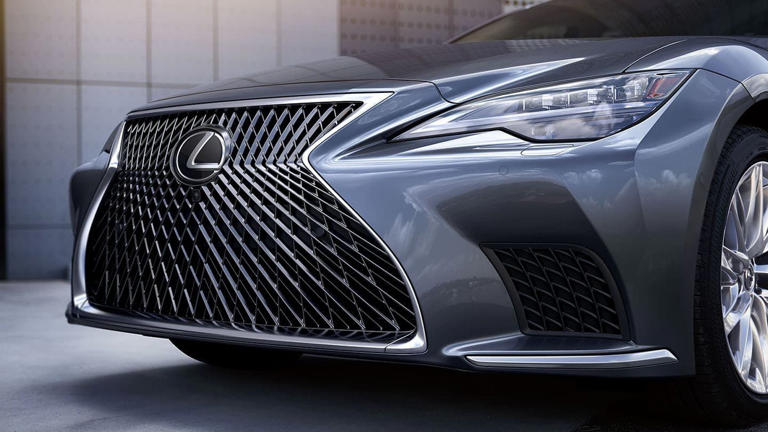 This used Lexus has no business being this cheap