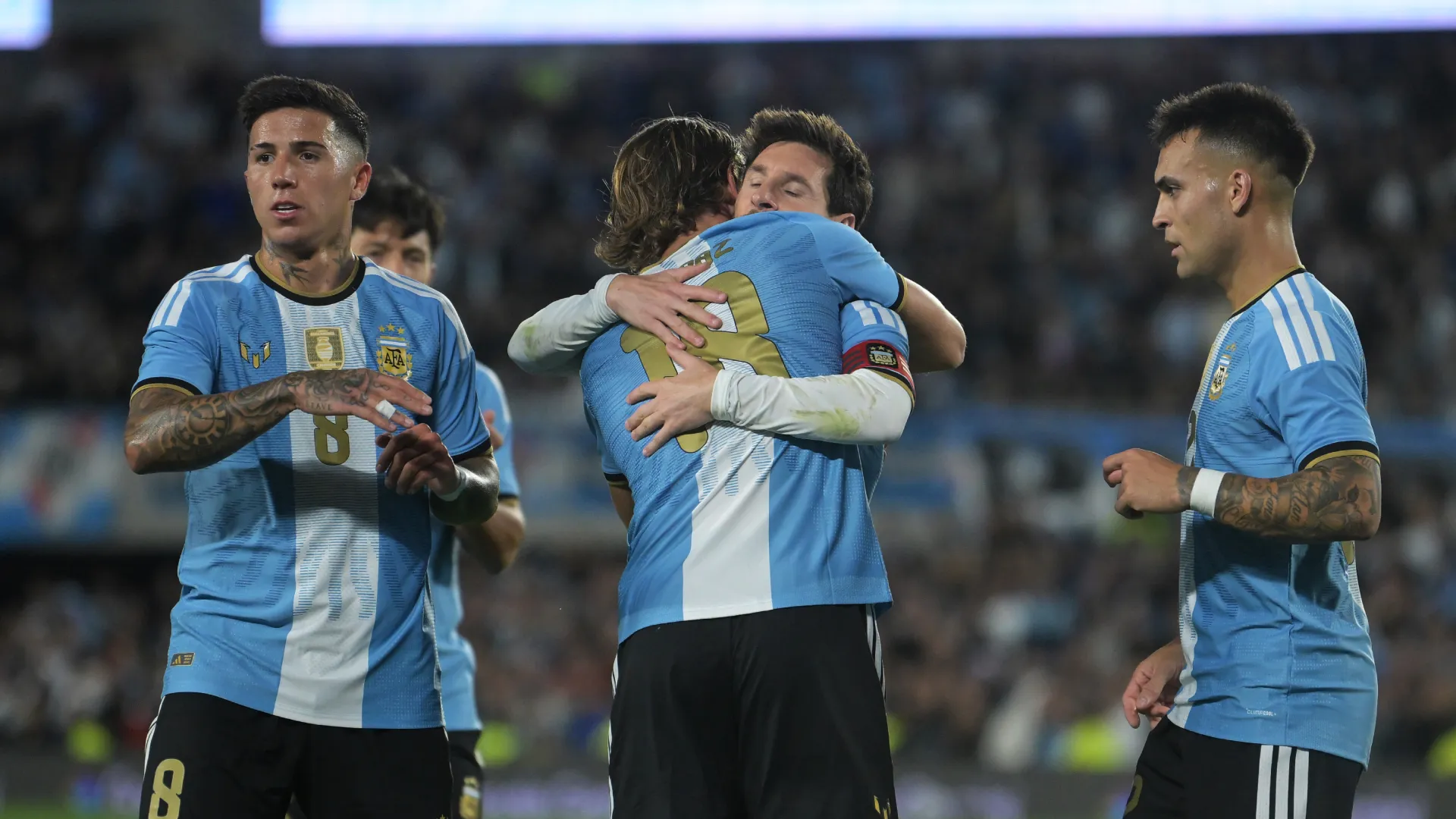 Nico Paz celebra el segundo gol de Argentina con Lionel Messi. (Getty Images)