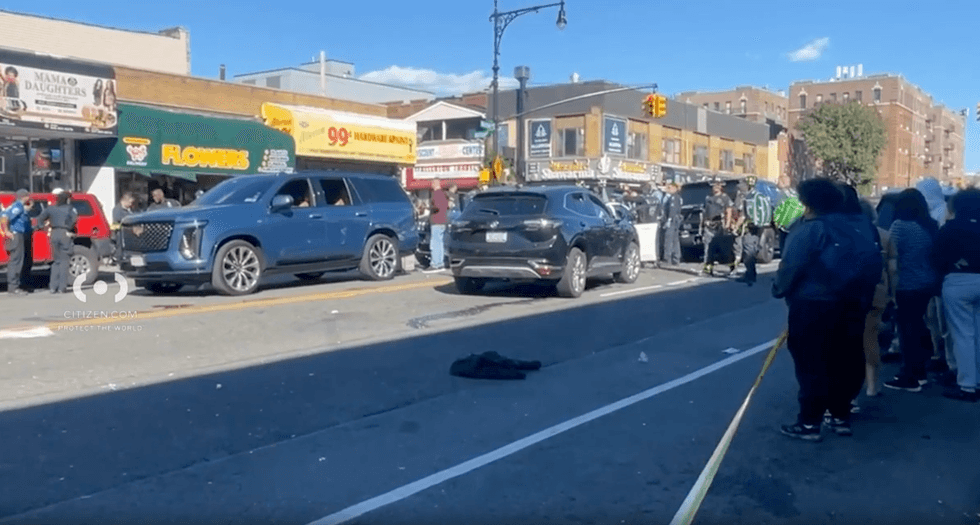2 dead, others injured after car speeds through Bronx intersection