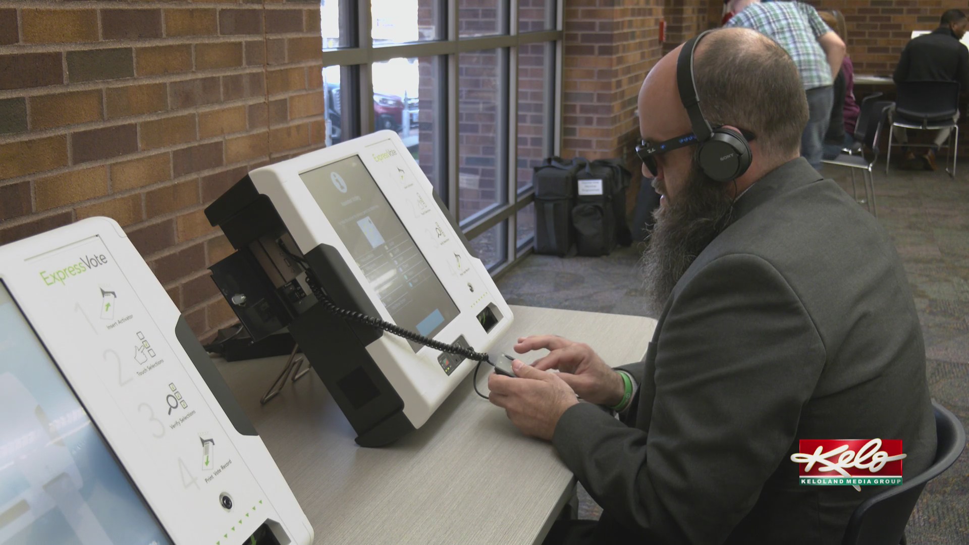 Auditor hosts ExpressVote device demo