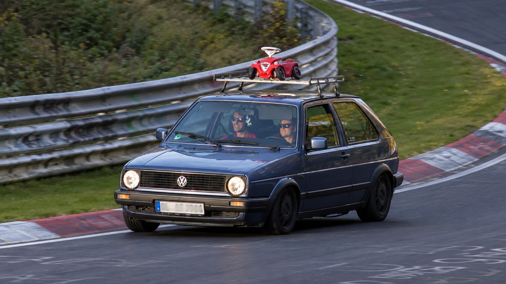 Des véhicules insolites partagent le Nordschleife avec des voitures ...