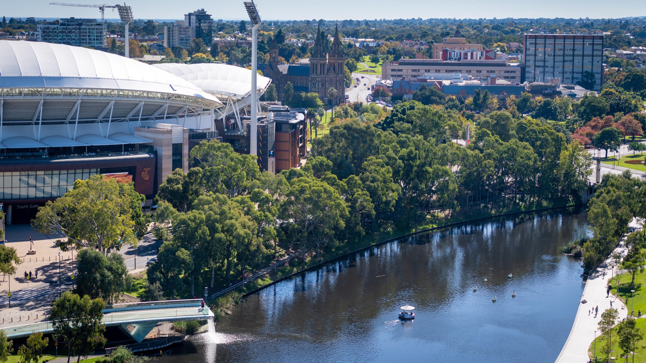 Police rescue man who jumped into River Torrens to evade capture