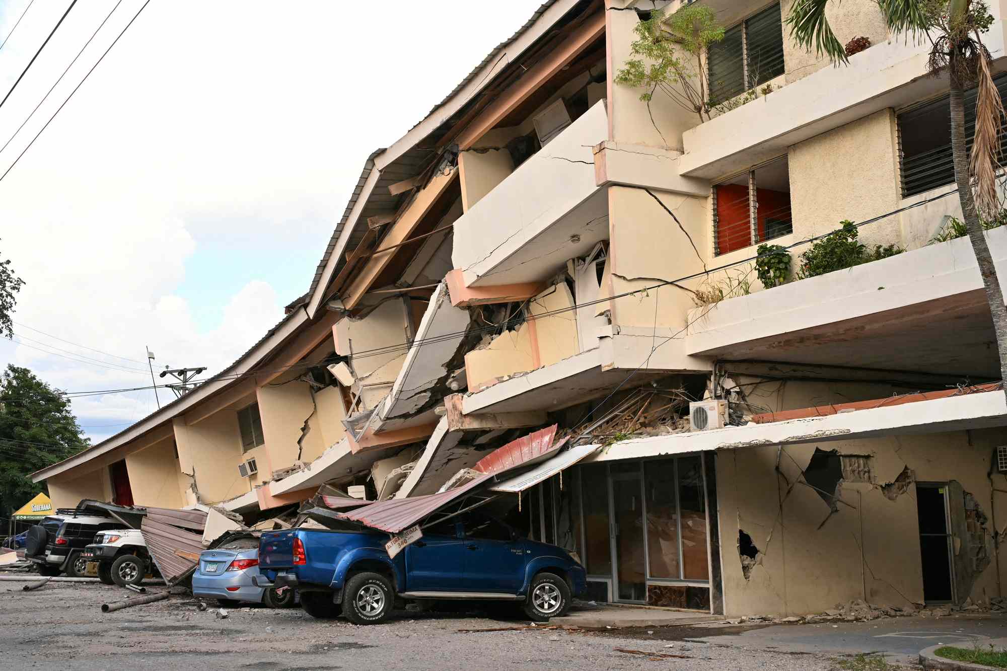 7.7 magnitude earthquake rocks Panama, causing a series of aftershocks