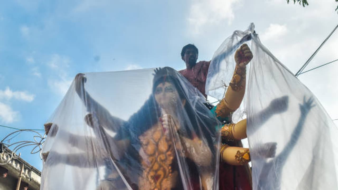 Kolkata weather update: Will rain spoil Chaturthi and Panchami pandal ...
