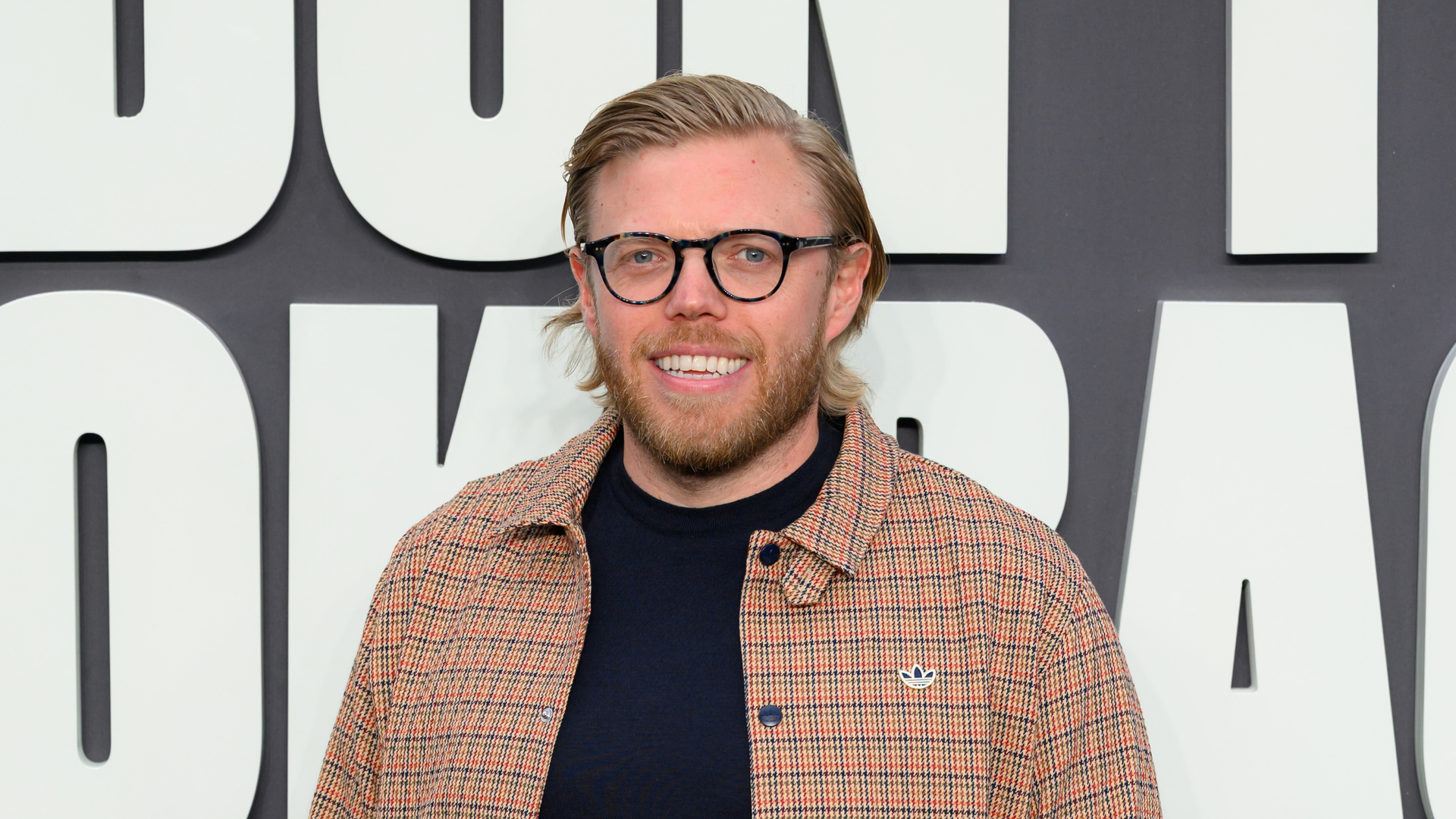 Rob Beckett’s teal kitchen proves this bold colour can work in both ...