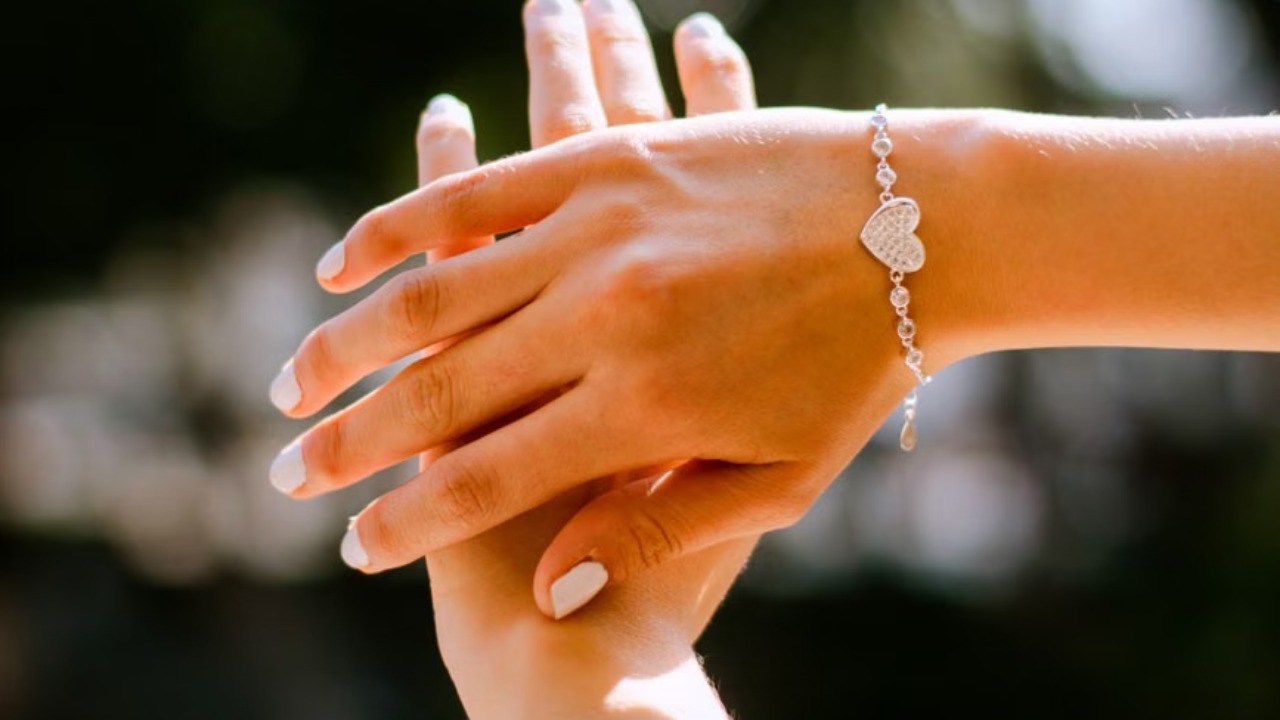 Teen files theft report after boyfriend’s mom allegedly takes her ...