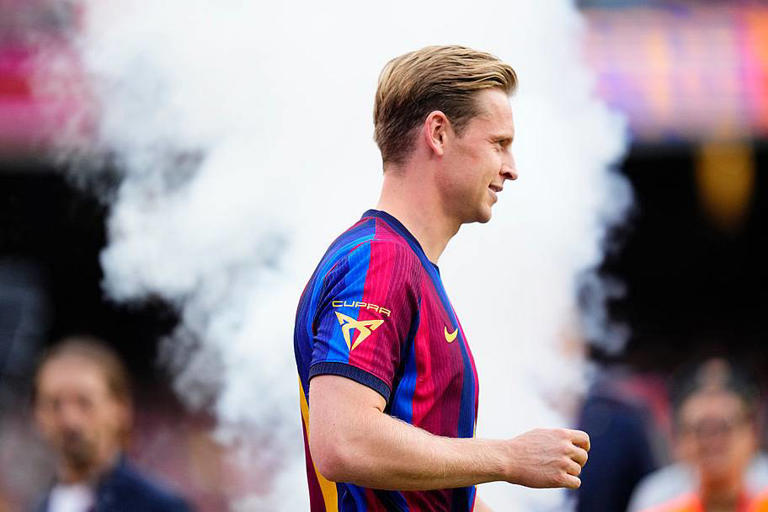 De Jong is expected to return from injury this month. | Jose Breton/Pics Action/NurPhoto/Getty Images