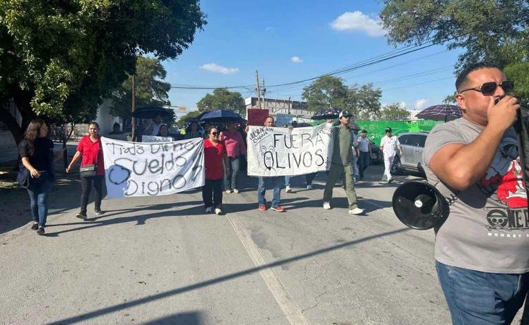 Personal del IMSS en Torreón marcha en reclamo por porcentaje de aumento salarial. 09/10/2026. | Foto: Francisco Rodríguez.