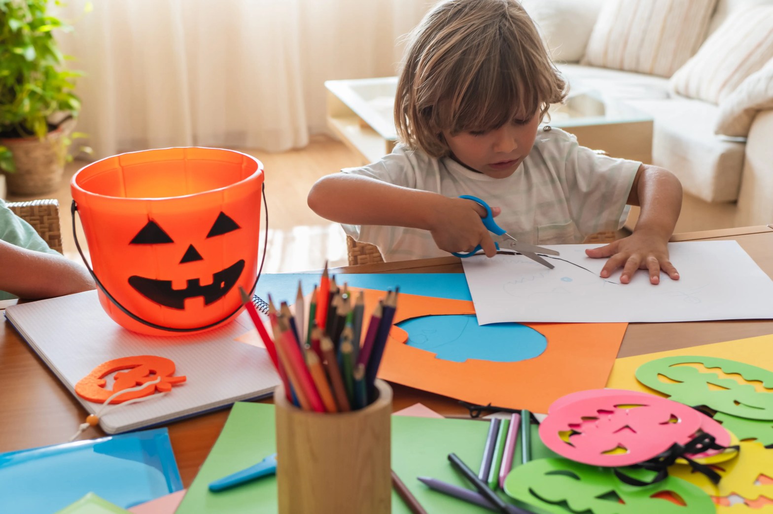 Basteln mit Kindern: Dieses süße Geister-DIY passt perfekt zu Halloween