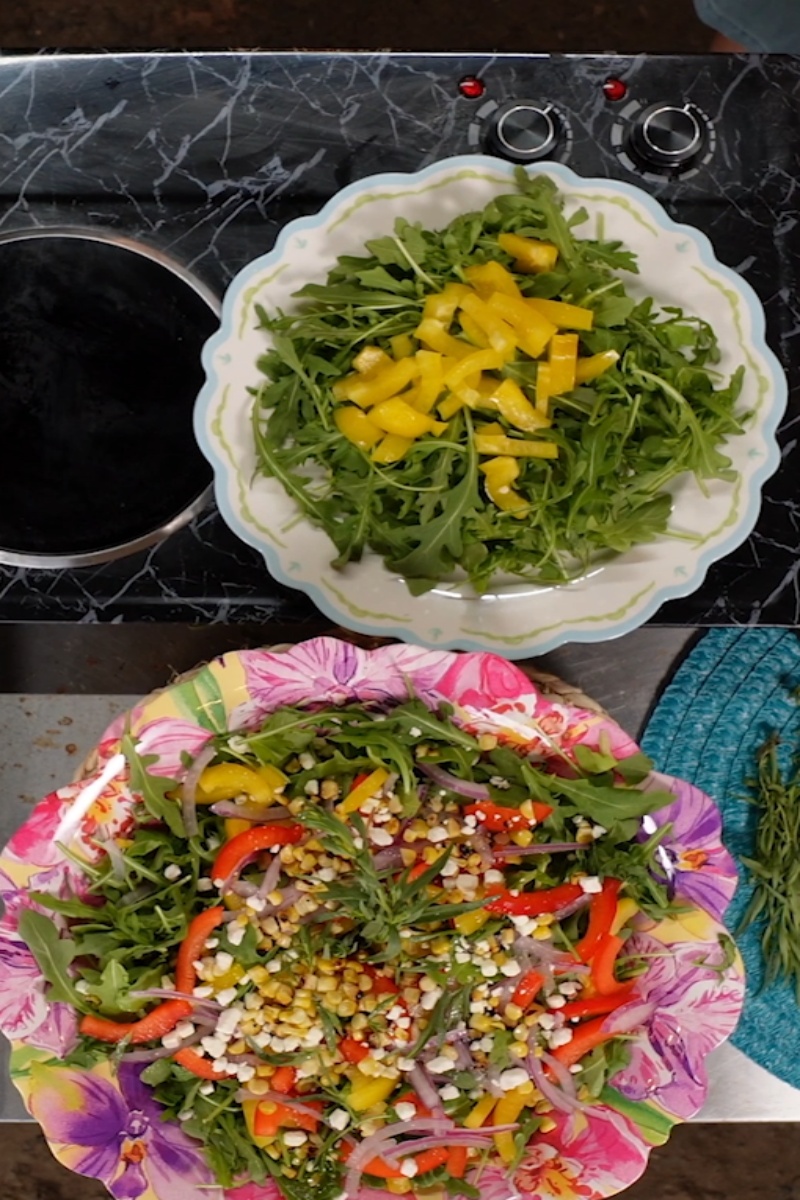 Salad rau arugula với ngô nướng và ớt đỏ, ăn kèm phô mai feta