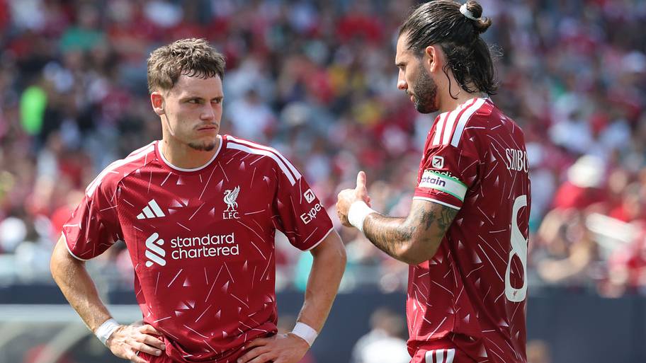 2 de agosto de 2026; Chicago, Illinois, EE. UU.; El centrocampista del Liverpool, Florian Wirtz (7), conversa con el centrocampista Dominik Szoboszlai (8) durante la primera mitad de un partido amistoso en Soldier Field. Crédito obligatorio: Mike Dinovo-Imagn Images | IMAGN IMAGES vía Reuters Connect