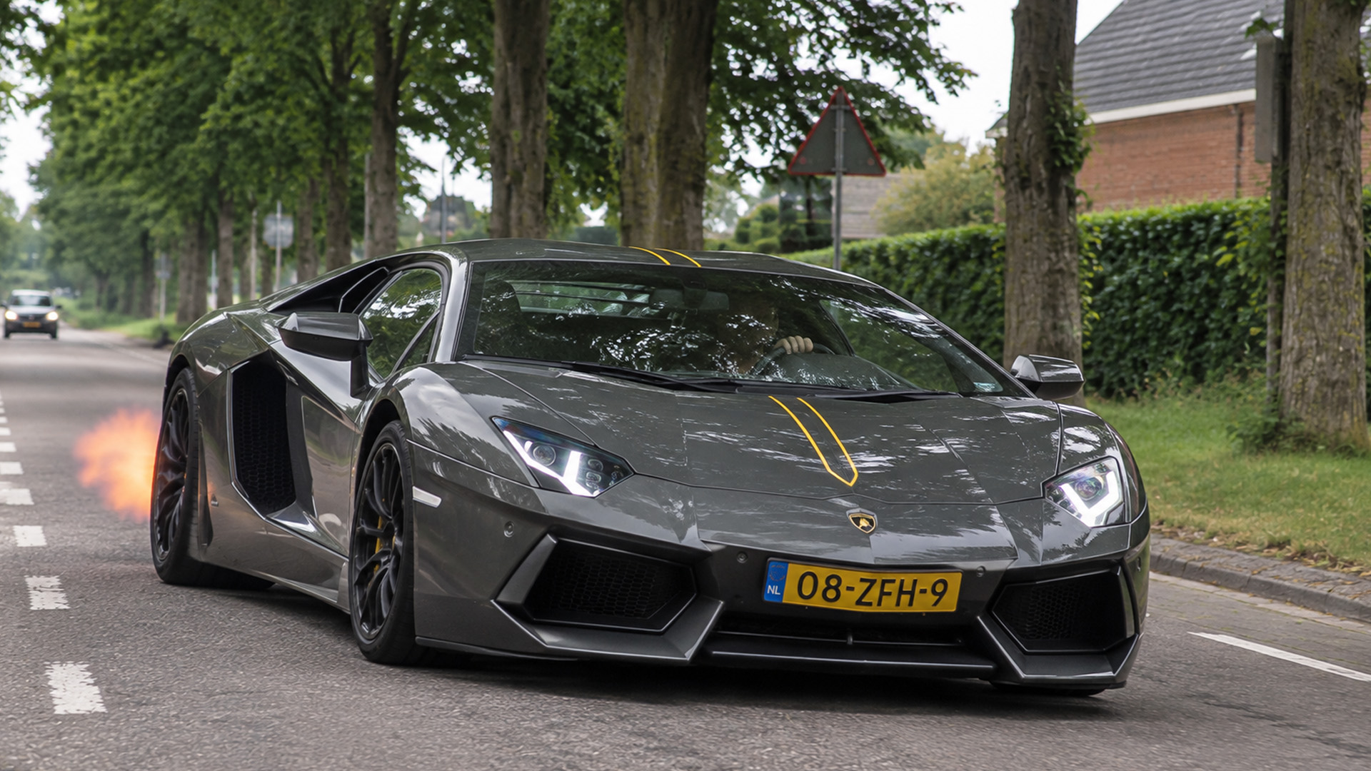 700 HP Lamborghini Aventador V12 spits flames during acceleration