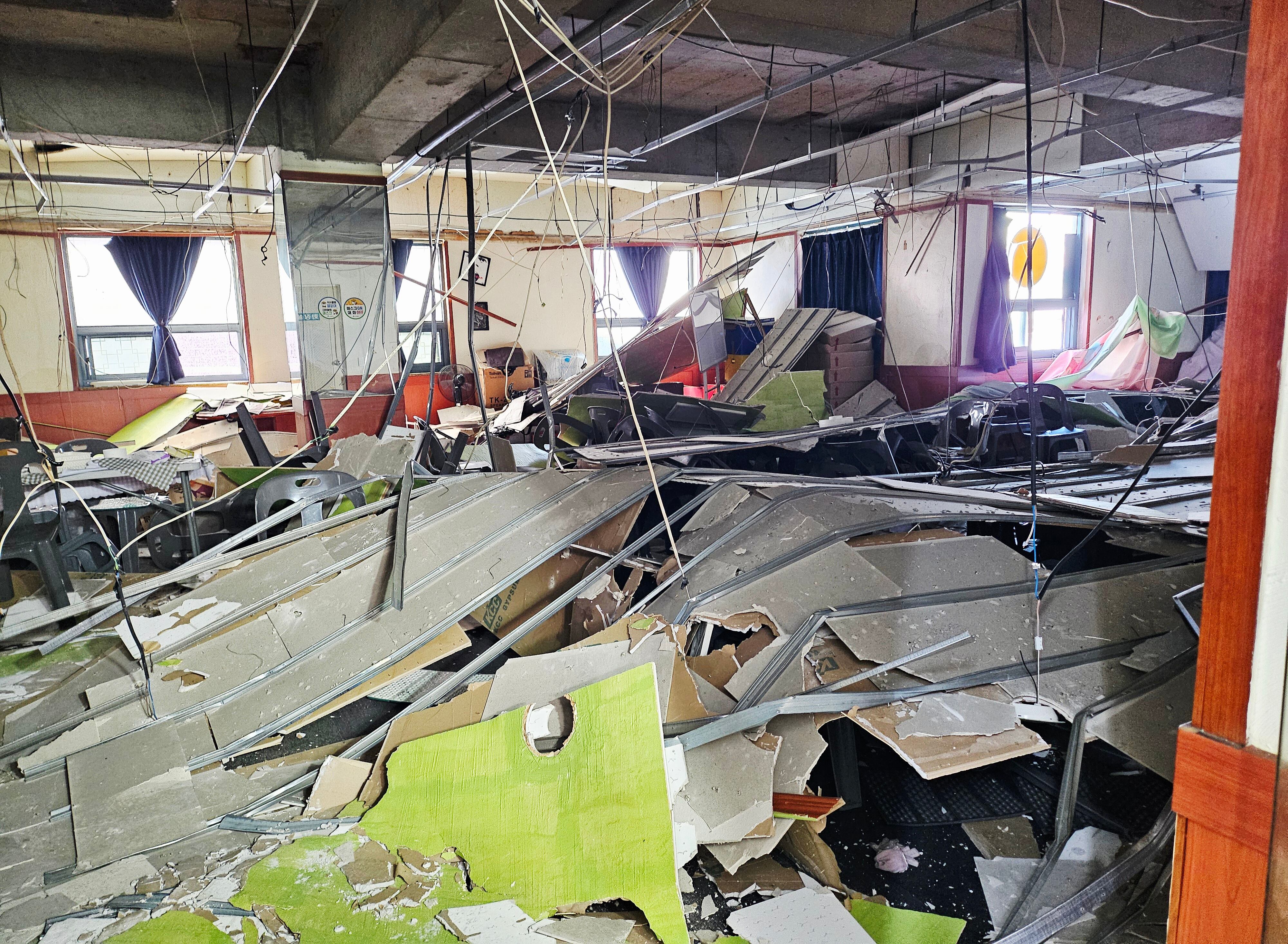 Ceiling collapse at Daegu sales venue injures 38