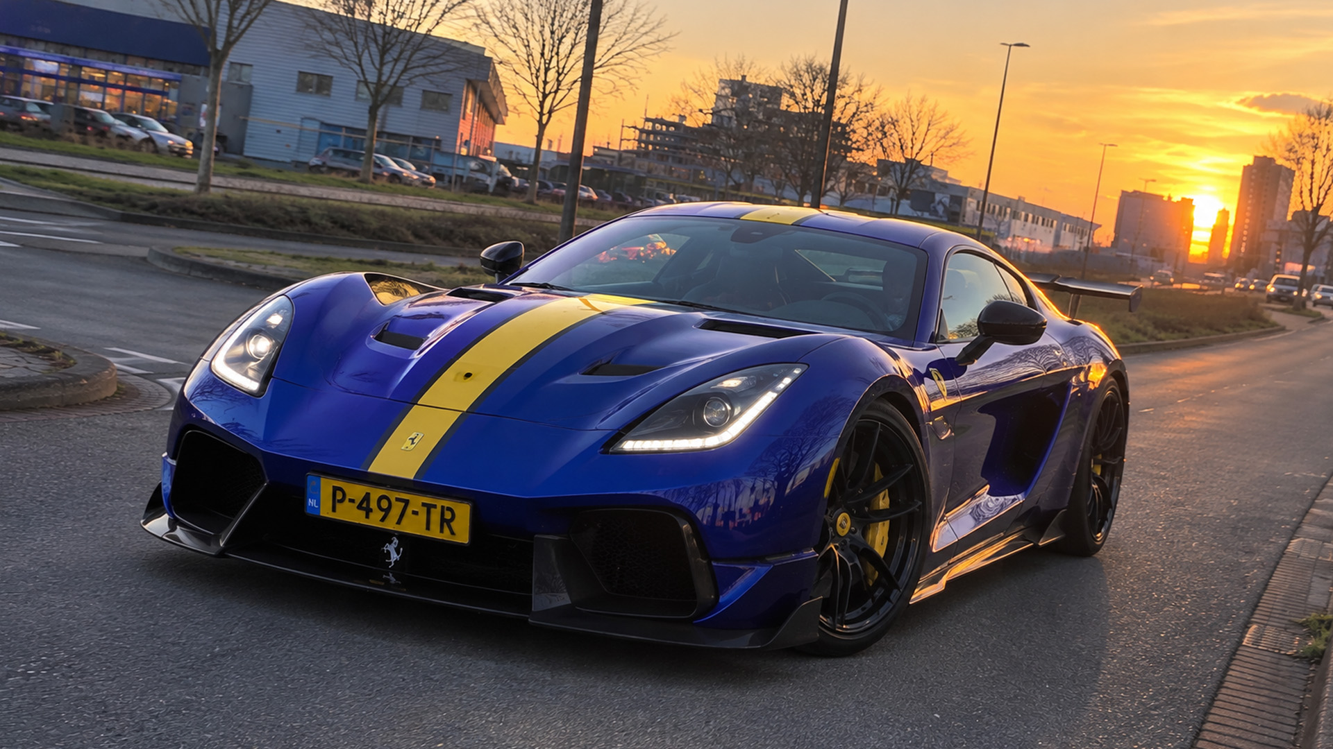 Ferrari 812 Competizione V12 da 830 CV tra le strade di Amsterdam