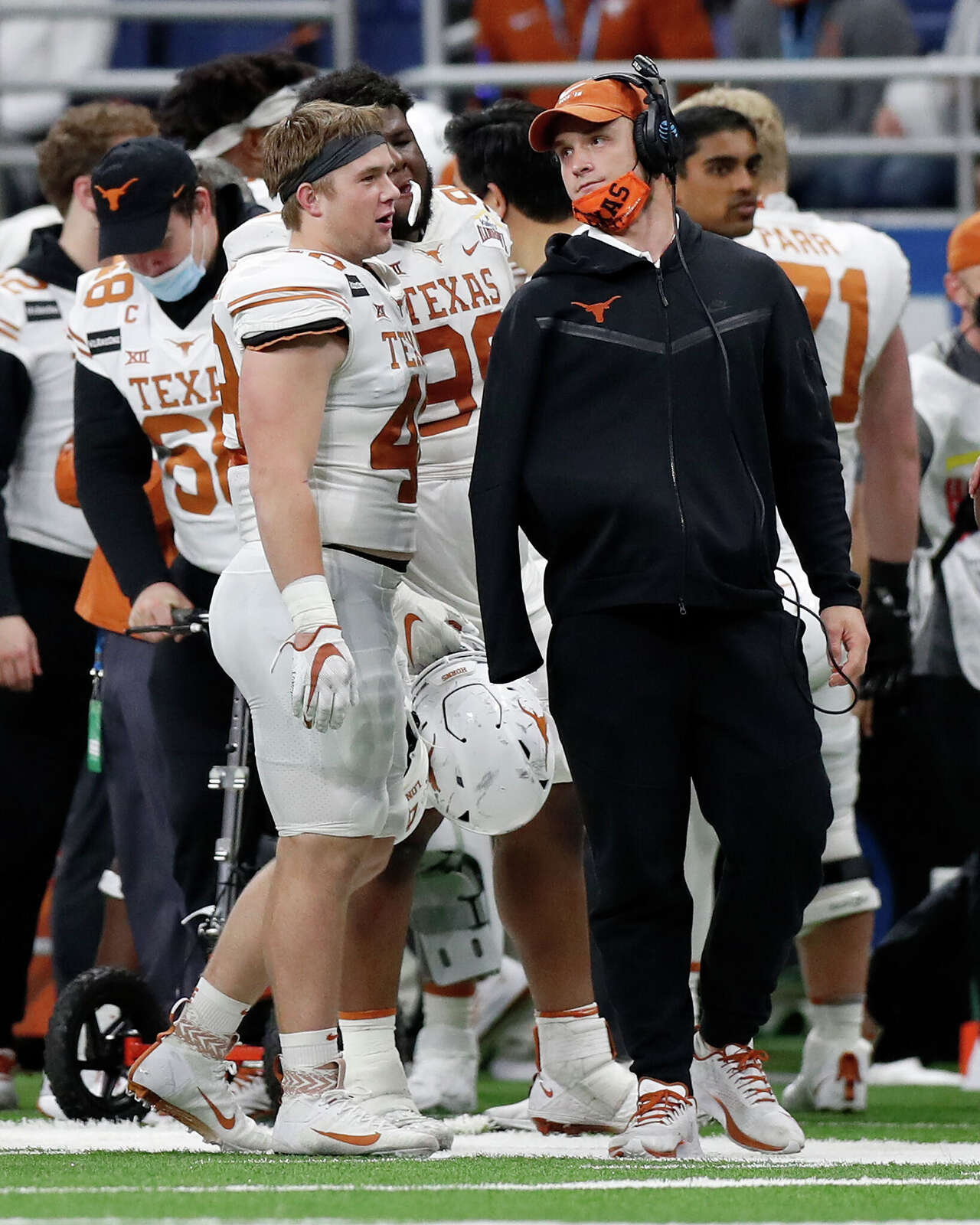 Texas ex, Cowboys LB DeMarvion Overshown honors Jake Ehlinger ahead of ...