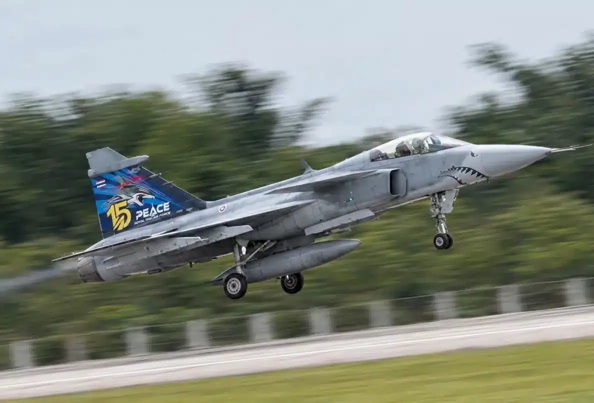 Royal Top Gun: Thai queen flies first solo JAS 39C Gripen flight