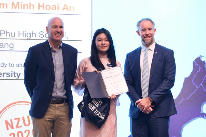 Hai học sinh Việt nhận học bổng chính phủ New Zealand gần 1 tỉ đồng mỗi em