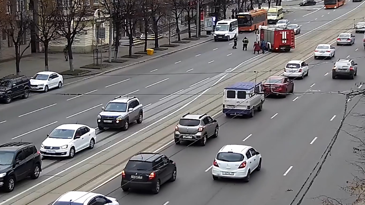 Rescuers use fire engine to assist grandmother in crossing the road