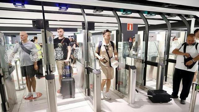Casi 14.000 plazas en el aeropuerto de Corvera para el puente del Pilar ...