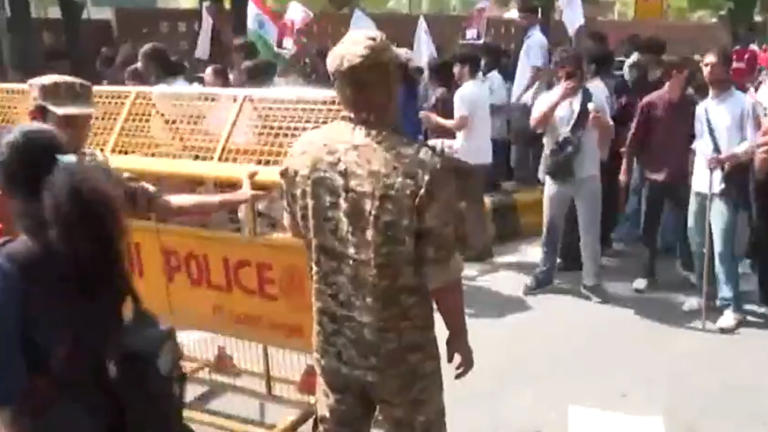 CJP Delhi protest: 2 policemen injured as stone pelting reported near ...