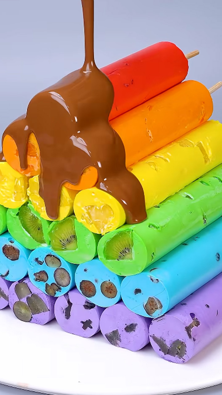 Regenboog-ijstaart met chocolade in rustgevende ASMR