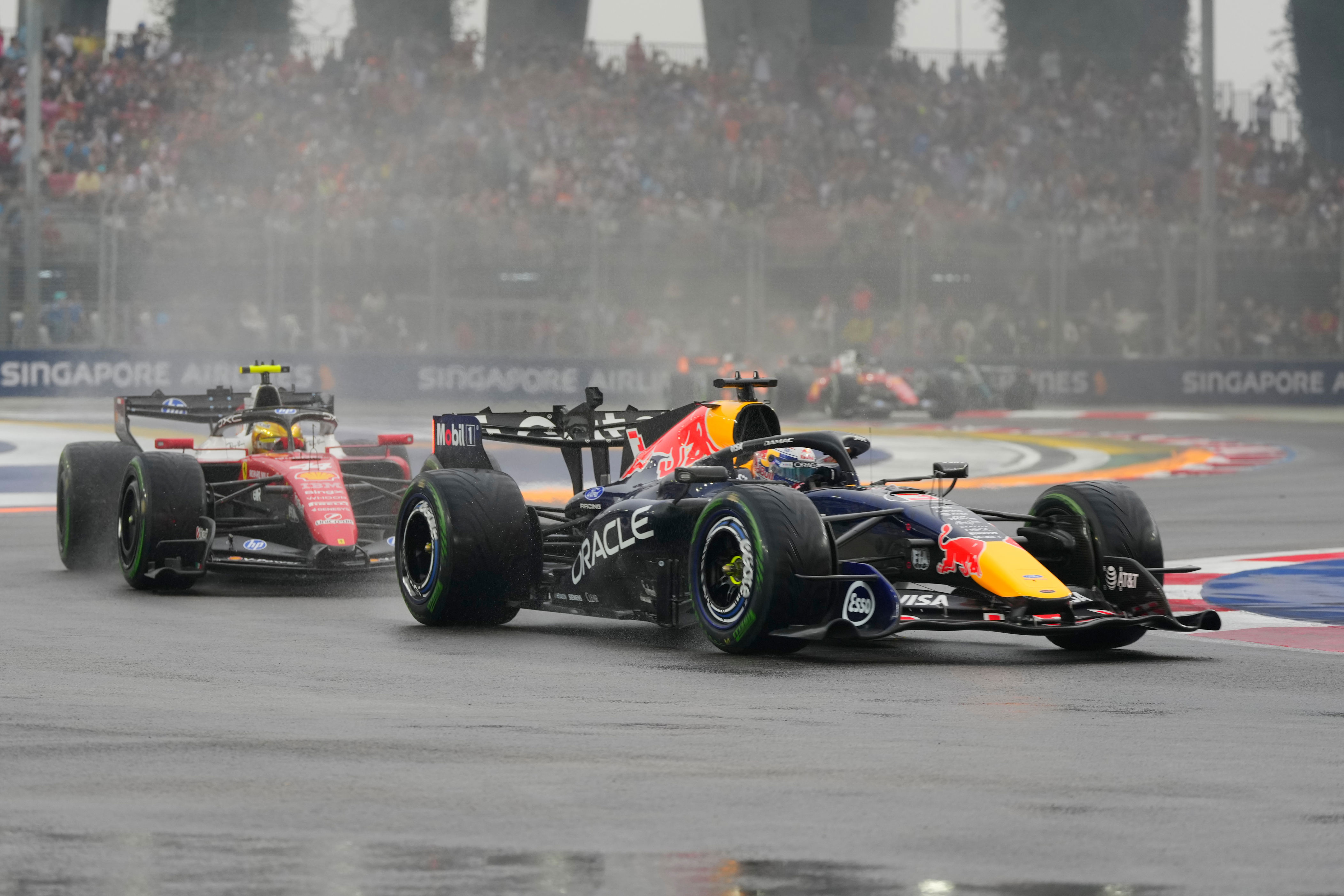 F1, Verstappen vince la sprint a Singapore davanti a Hamilton e Leclerc