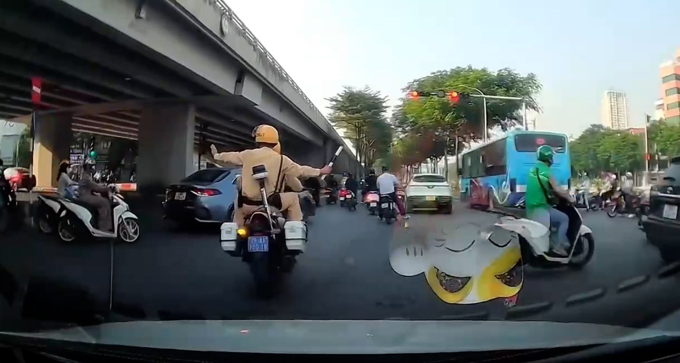 Bé gái sốt cao, co giật trên ôtô, CSGT Hà Nội kịp thời hỗ trợ